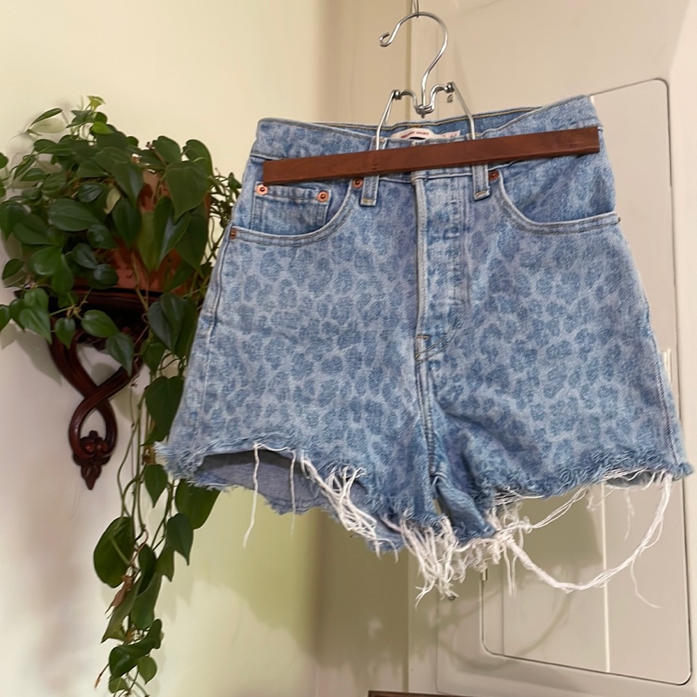 Levi’s Ribcage Short with Cheetah Print Size 24